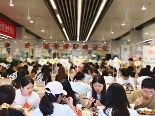 毕业送祝福大“鲤”四川轻化工大学为2024届毕业生举办宴(图9)