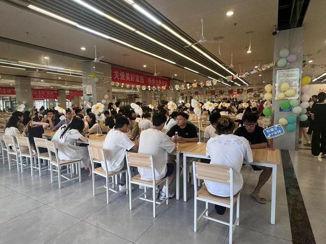 毕业送祝福大“鲤”四川轻化工大学为2024届毕业生举办宴(图8)