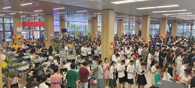 毕业送祝福大“鲤”四川轻化工大学为2024届毕业生举办宴(图4)