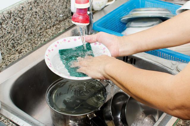 网传常用的洗洁精里有甲醛有致癌的危险？只用清水洗最安全？(图3)