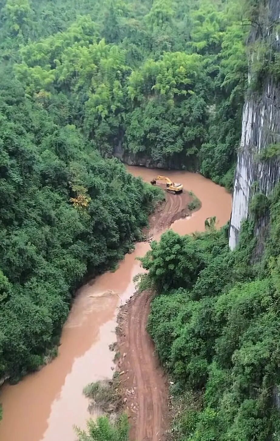 博主重回被污染的河道：臭味明显减小 正在开展治理施工(图2)